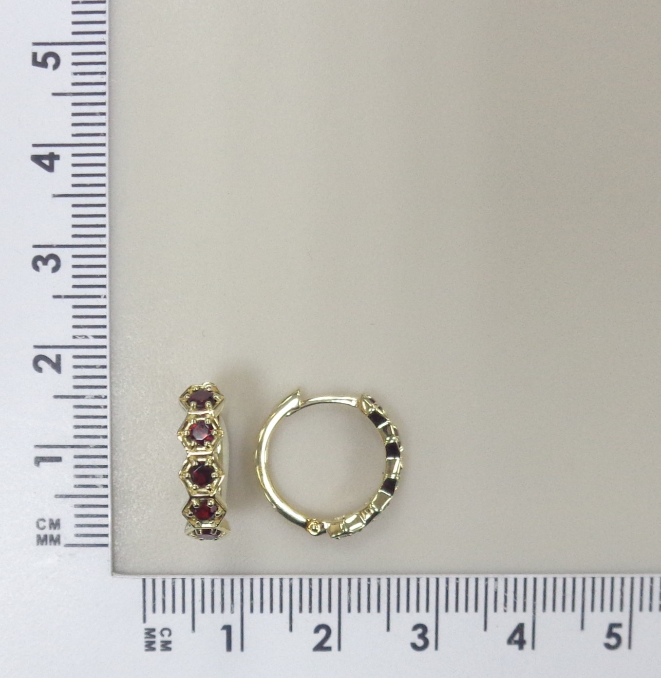 Серьги-конго из желтого золота с гранатами